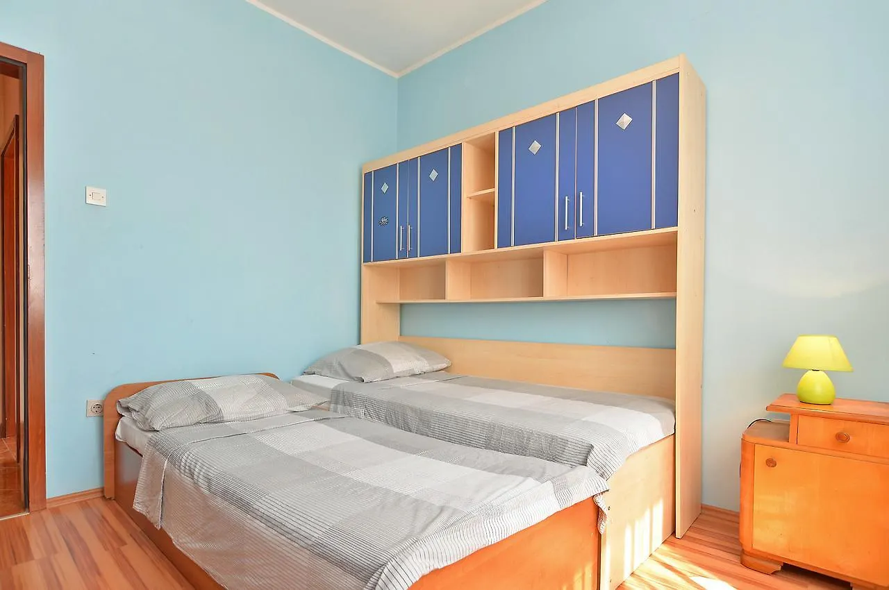 Apartments Gracijano 1724 Ližnjan