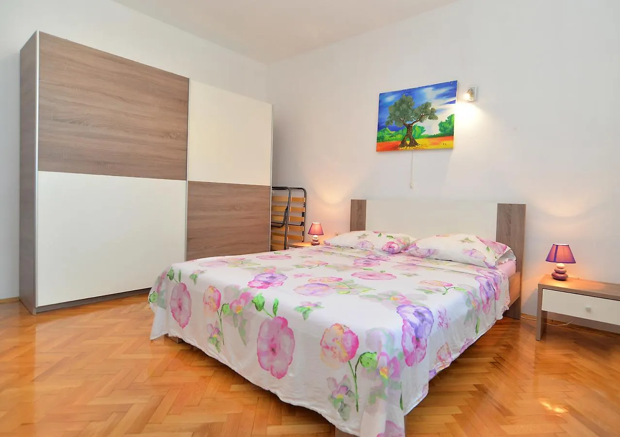 Apartments Gracijano 1724 Ližnjan