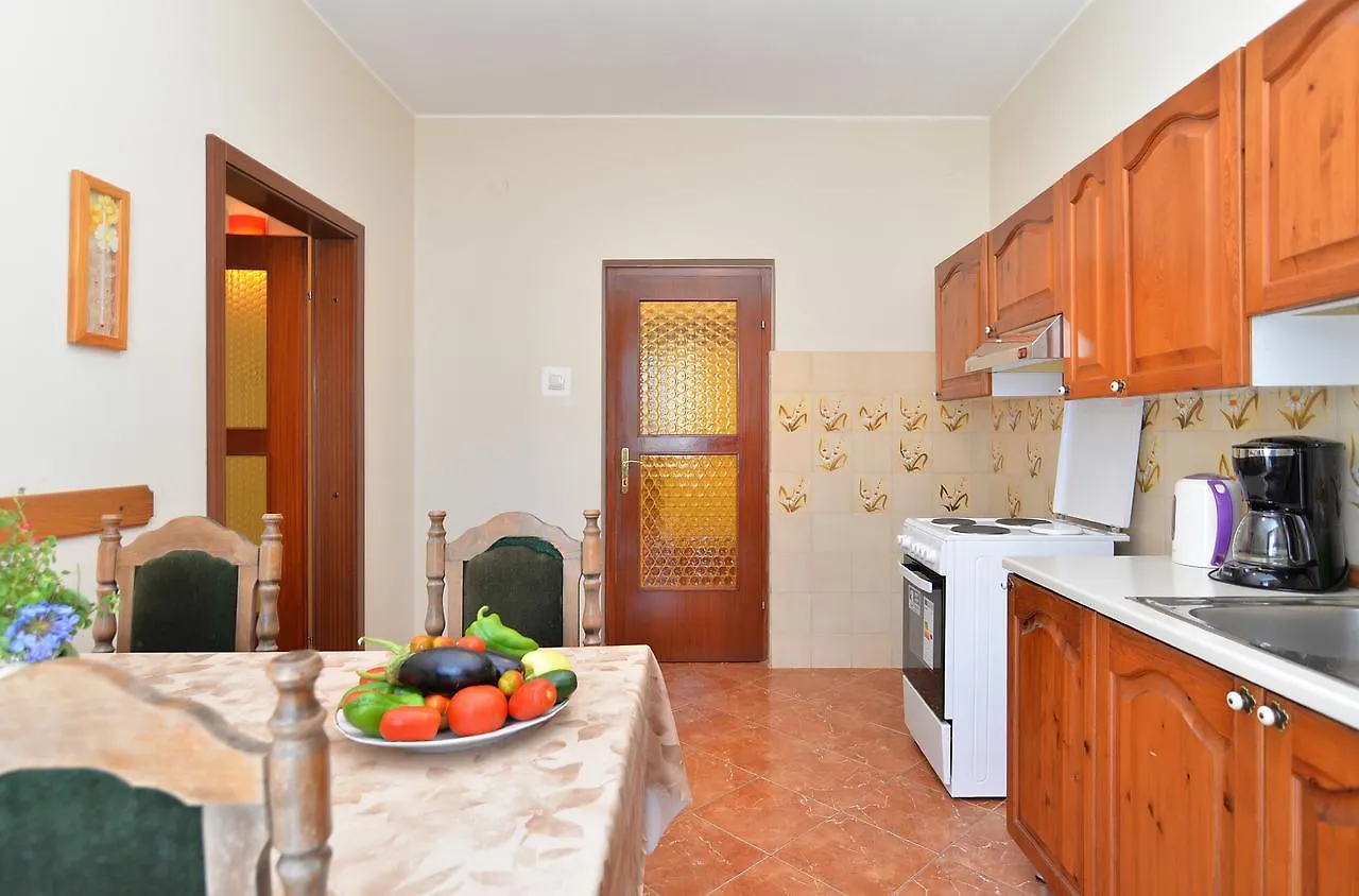 Apartments Gracijano 1724 Ližnjan