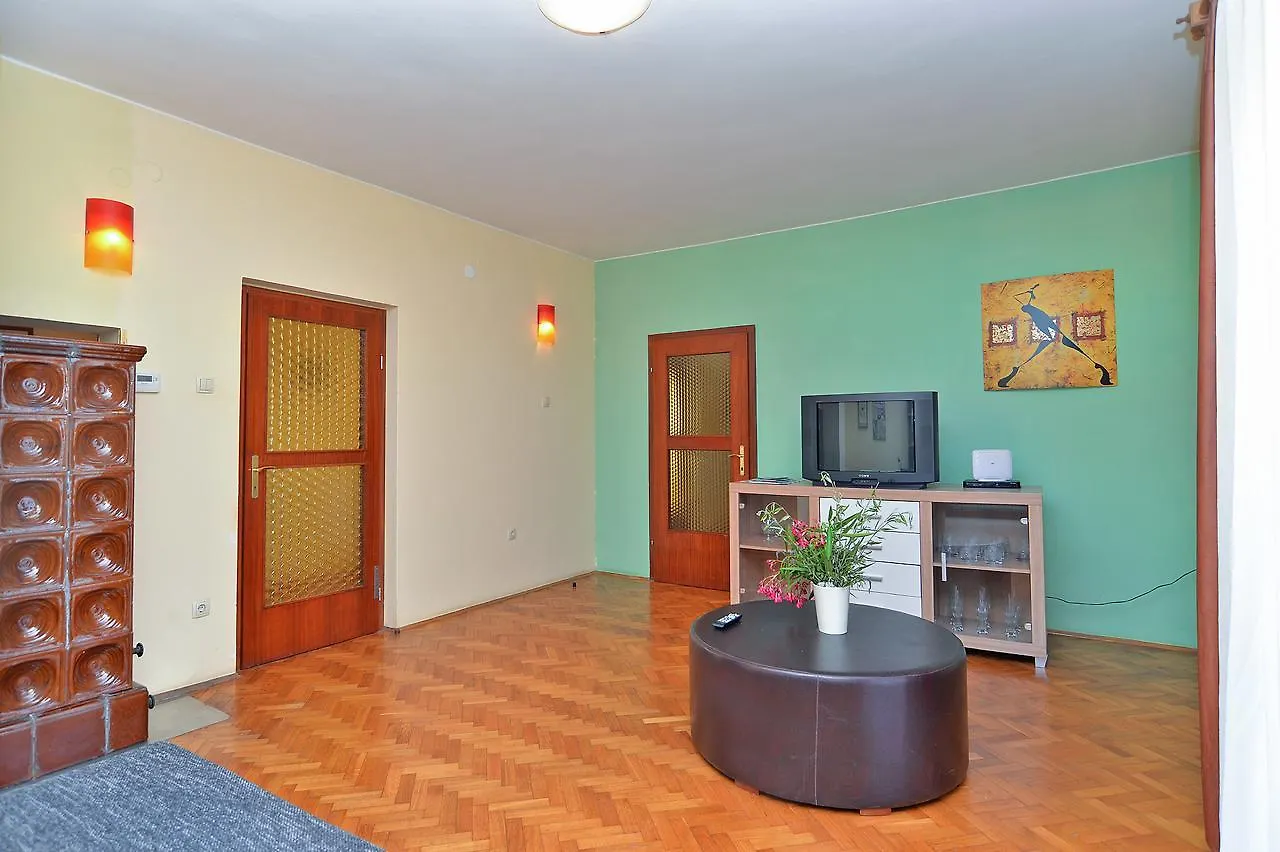Apartments Gracijano 1724 0*, Liznjan Croatia